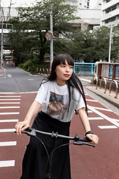 Mujer montando scooter eléctrico en la ciudad