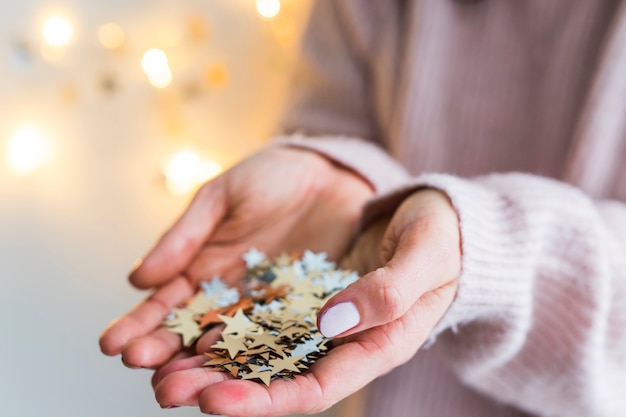 Mujer con montón de adornos de estrellas.