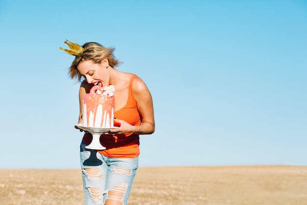 Foto gratuita mujer mordiendo pastel