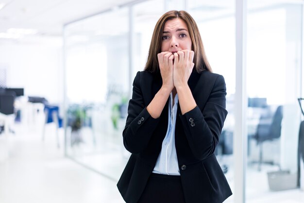 Mujer mordiéndose las uñas