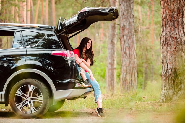 Mujer morena en auto tiro completo