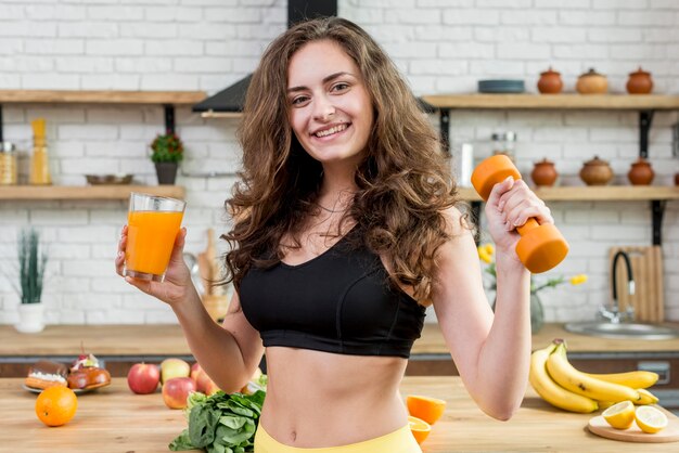 Mujer morena bebiendo zumo de naranja