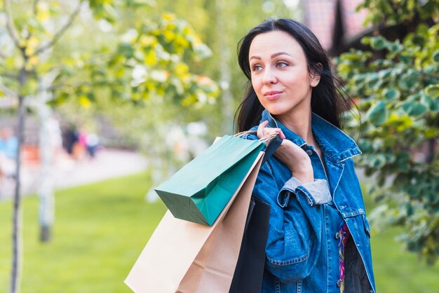 Mujer morena con bolsas de compras