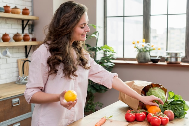 Foto gratuita mujer morena en la cocina