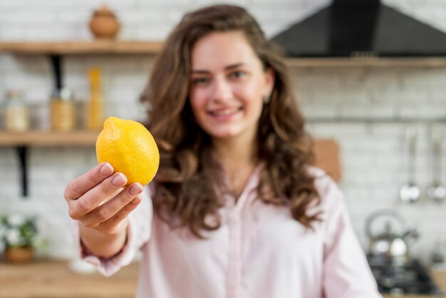 Mujer morena en la cocina