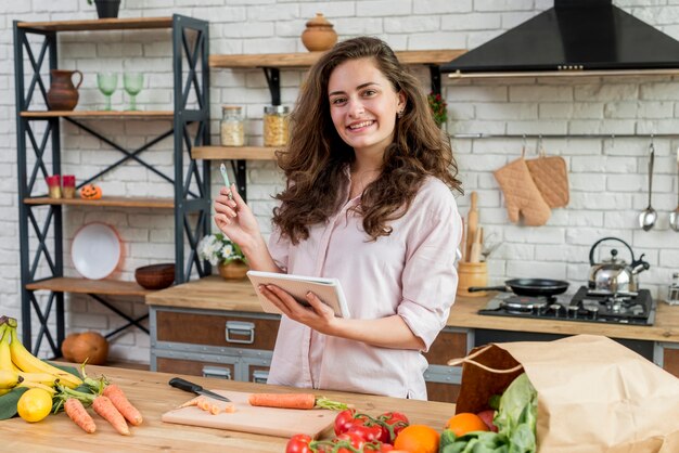 Mujer morena en la cocina