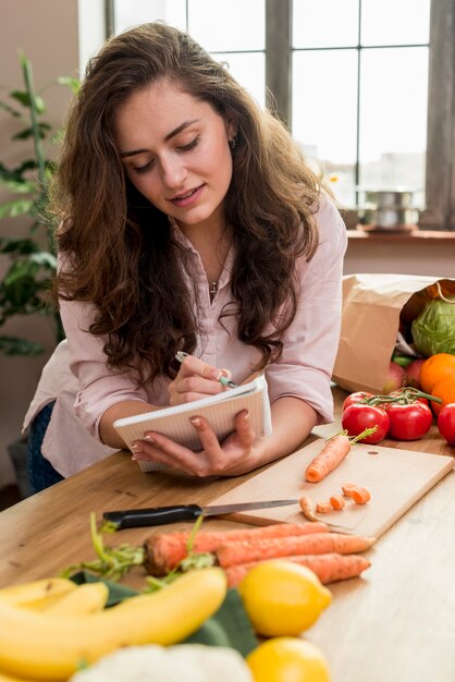 Mujer morena en la cocina