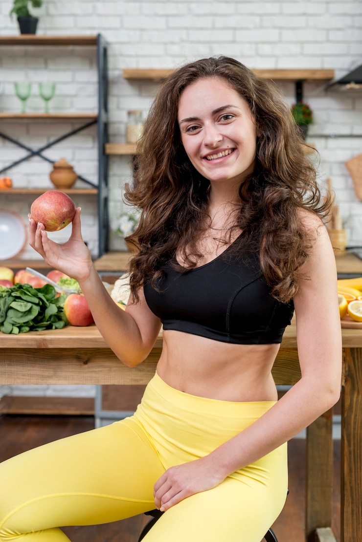 Foto gratuito mujer morena en la cocina