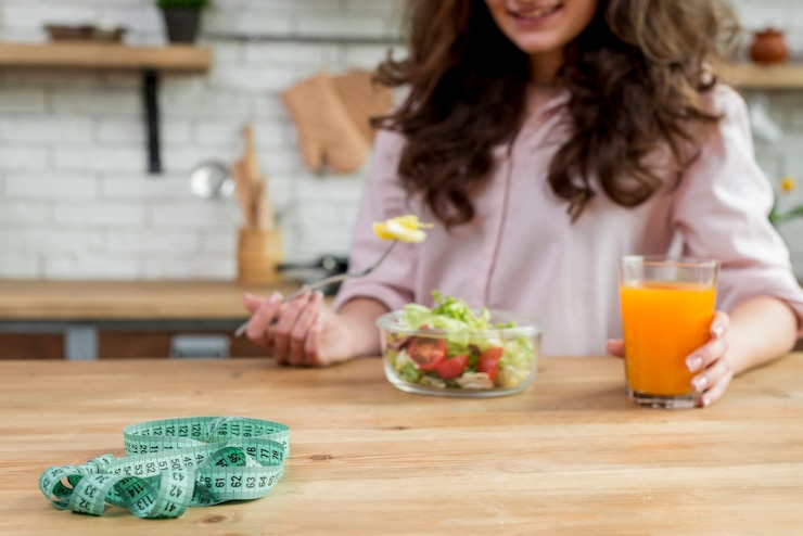 Mujer morena comiendo una ensalada