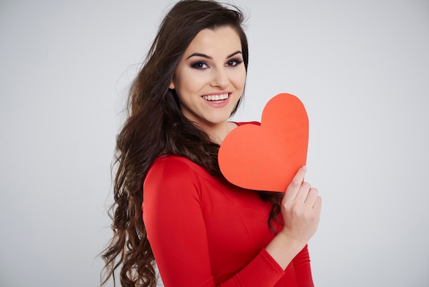 Mujer morena con corazón de papel