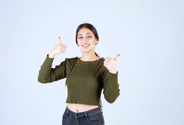 mujer morena dando pulgar hacia arriba signo sobre fondo blanco.