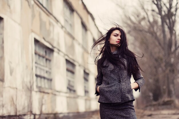 Mujer morena en un día de invierno