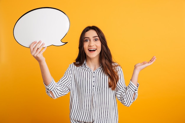 Foto gratuita mujer morena feliz sorprendida en camisa con burbujas de discurso en blanco