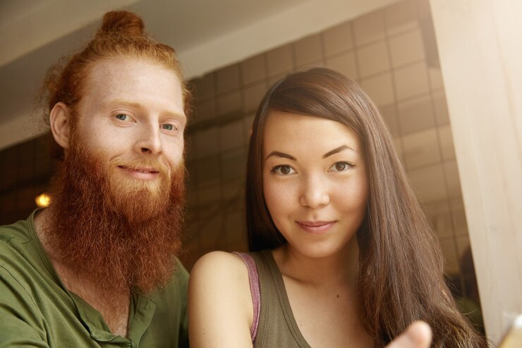 Foto gratuito mujer morena y hombre jengibre sentado en el café