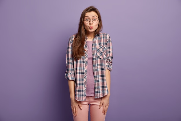 Mujer morena, llevando, colorido, camisa