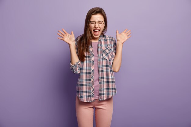 Mujer morena, llevando, colorido, camisa