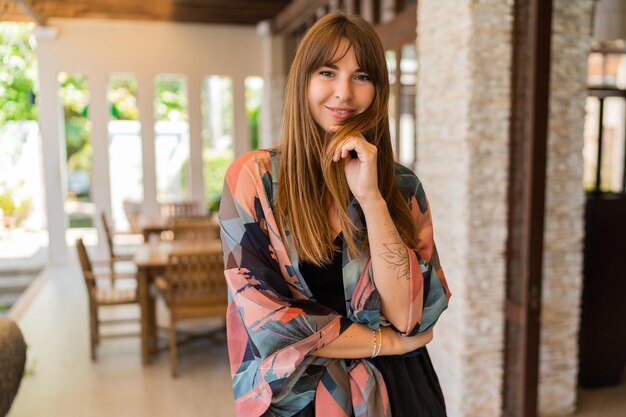 Mujer morena de moda en traje de verano enjong tropical vacatons en resort moderno