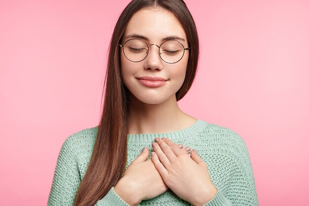 Mujer morena con pelo largo lacio