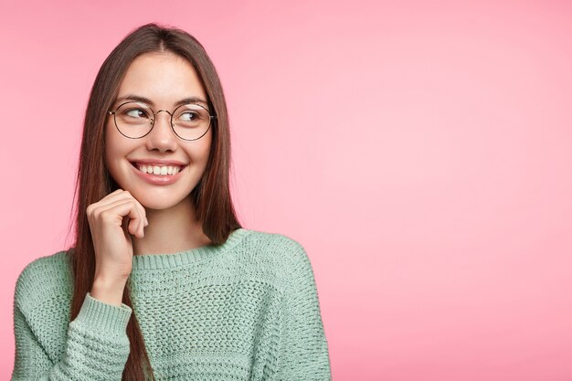 Mujer morena con pelo largo lacio