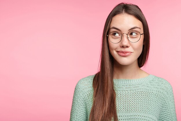 Mujer morena con pelo largo lacio