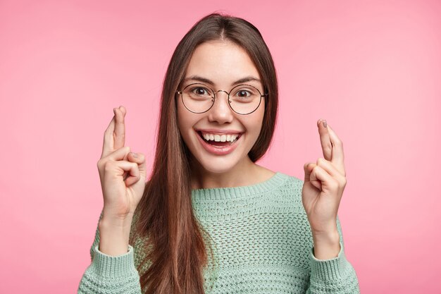 Mujer morena con pelo largo lacio