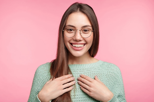 Mujer morena con pelo largo lacio