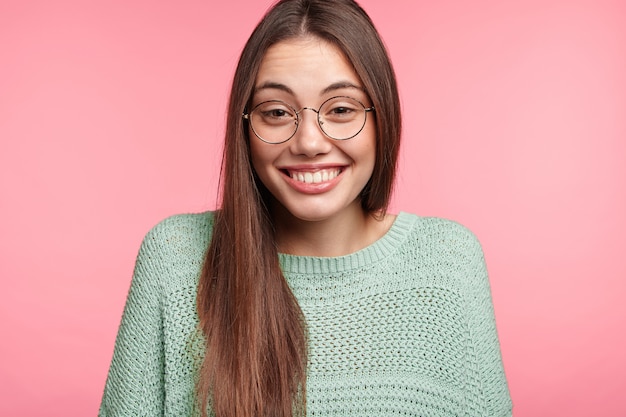 Mujer morena con pelo largo lacio