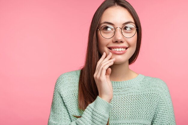 Mujer morena con pelo largo lacio