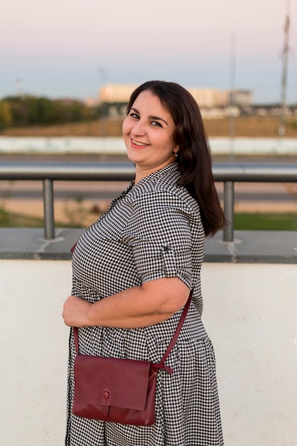 Mujer morena sonriente posando