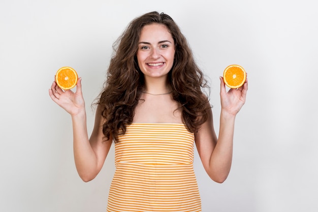 Mujer morena sujetando una naranja