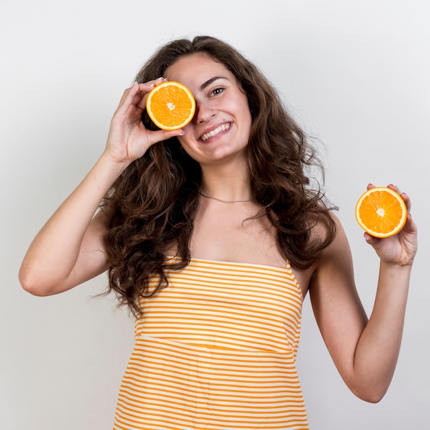 Mujer morena sujetando una naranja