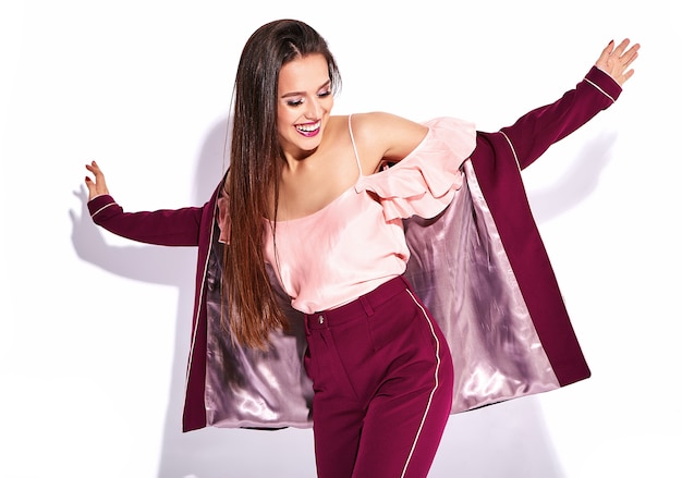 Foto gratuita mujer morena en traje rojo con maquillaje de noche en blanco