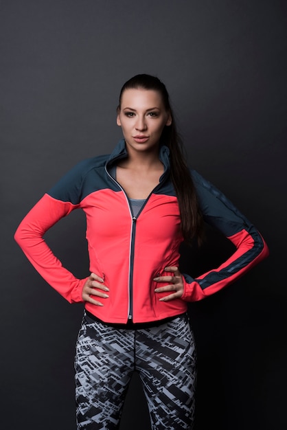 Foto gratuita mujer morena vestida con ropa deportiva