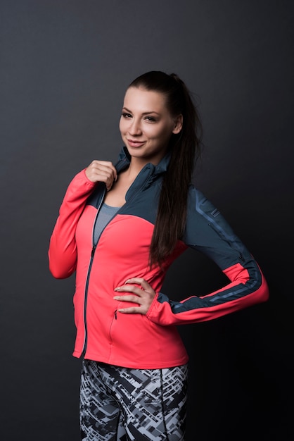 Mujer morena vestida con ropa deportiva