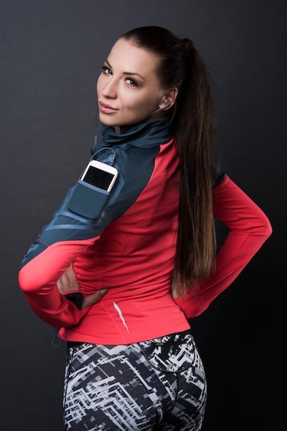 Mujer morena vestida con ropa deportiva