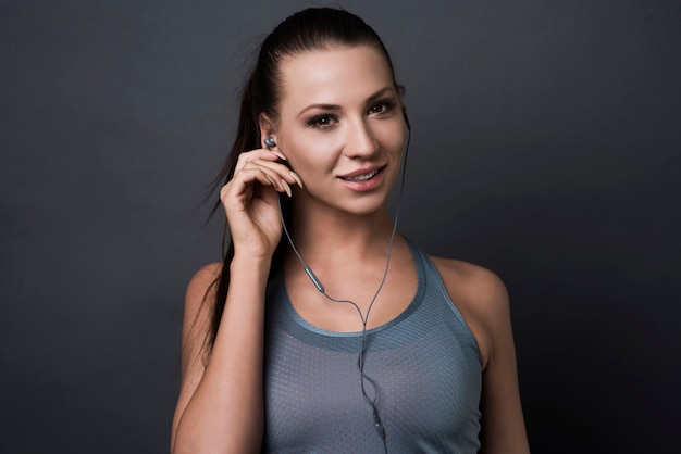 Mujer morena vestida con ropa deportiva