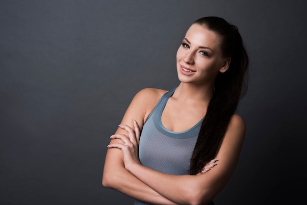 Mujer morena vestida con ropa deportiva