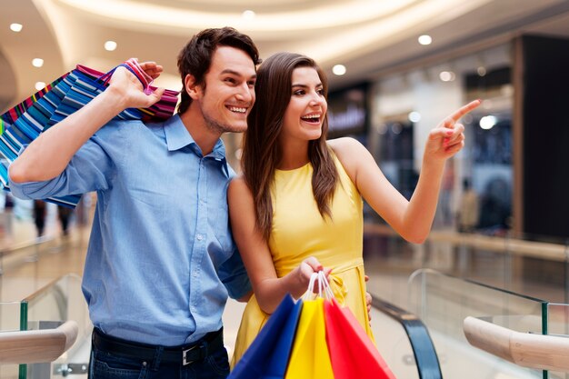 Mujer mostrando algo en el centro comercial