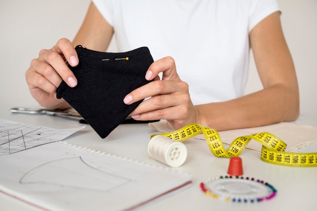 Mujer mostrando cómo coser mascarilla