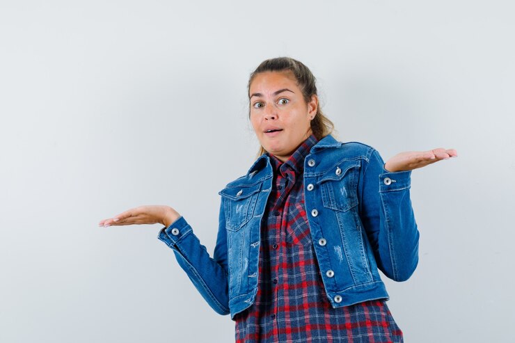 Foto gratuito mujer mostrando gesto de impotencia en camisa, chaqueta y mirando confundido. vista frontal.
