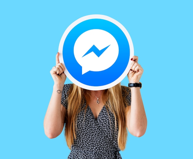 Mujer mostrando un ícono de Facebook Messenger