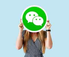 Foto gratuita mujer mostrando un icono de wechat