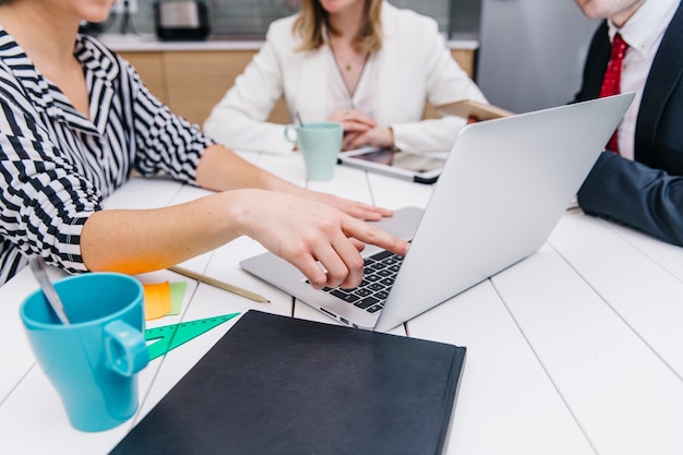 Mujer mostrando información en la computadora portátil