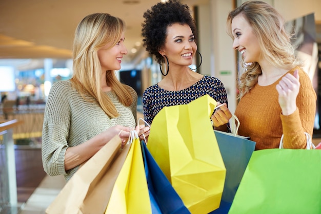 Mujer mostrando lo que compró