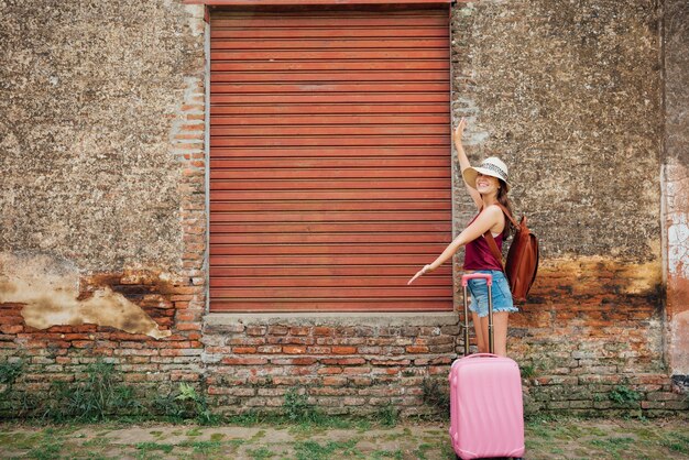 Mujer mostrando portón de carga