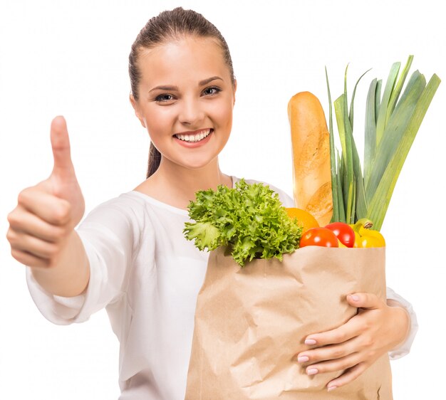 Bolso de compras con comida y comestibles en la mesa en supermercado