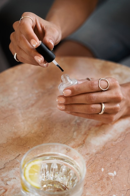 Foto gratuita mujer mostrando su arte de uñas en las uñas con barniz