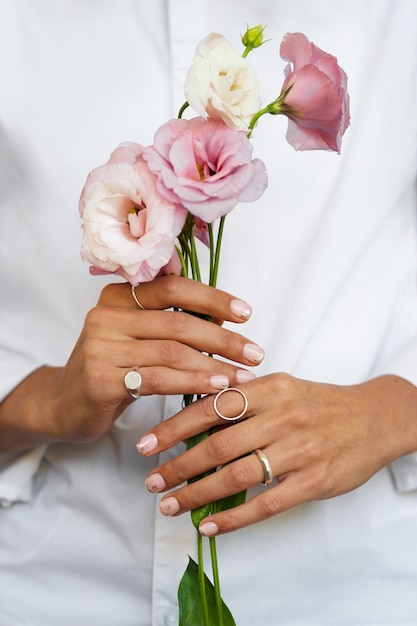 Foto gratuita mujer mostrando su arte de uñas en las uñas con flor