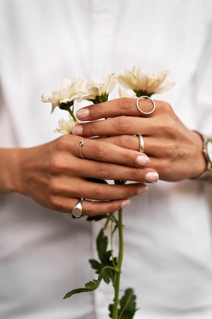 Foto gratuita mujer mostrando su arte de uñas en las uñas con flor