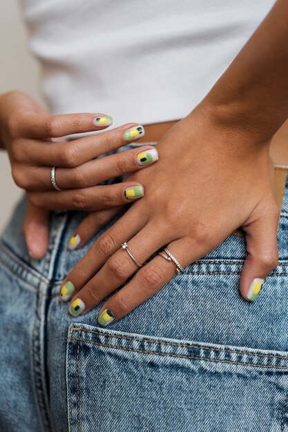 Mujer mostrando su arte de uñas en las uñas